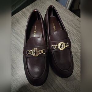 Size 6 Women's Tommy Hilfiger Terina Loafers With Gold Hardware.